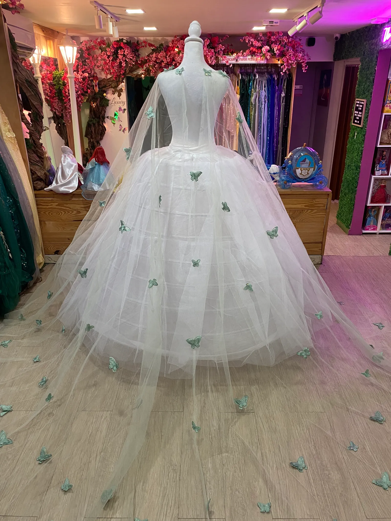 Capa para vestido de 15 años decorada con mariposas en color Verde Sage