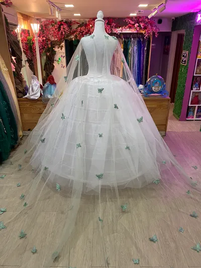 Capa para vestido de 15 años decorada con mariposas en color Verde Sage