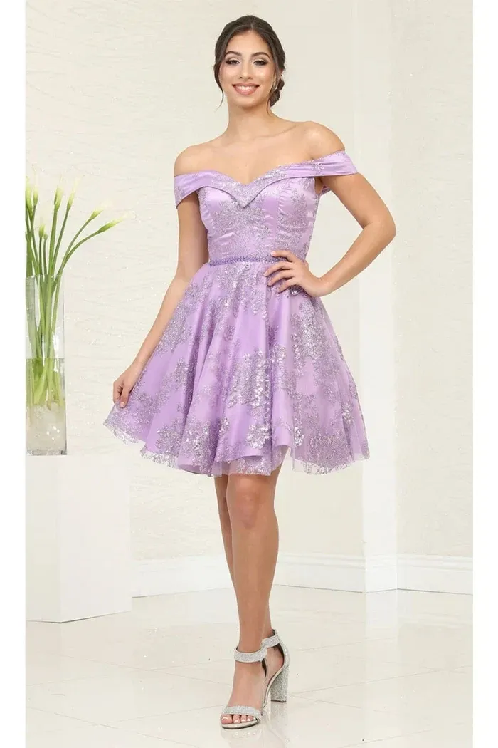 Vestido corto tipo cocktail off shoulder decorado con apliques y glitter