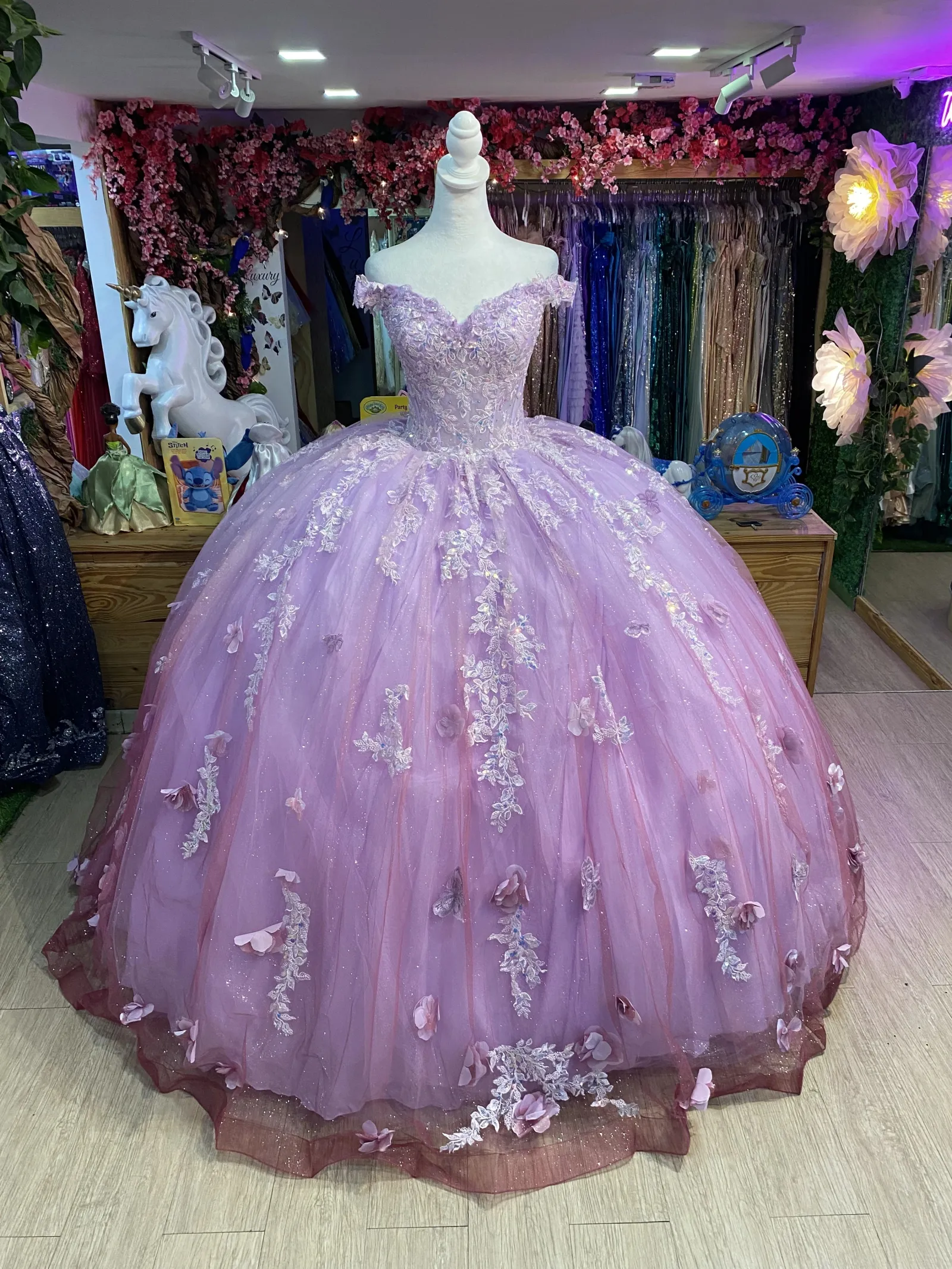 Vestido de 15 años Off Shoulder estilo corset con transparencia, decorado con apliques de flores y falda corte Princesa con difuminado