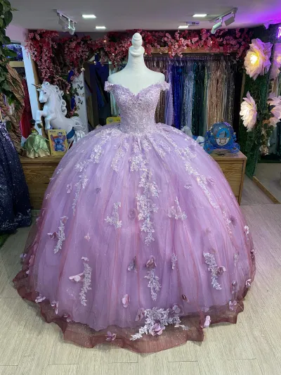 Vestido de 15 años Off Shoulder estilo corset con transparencia, decorado con apliques de flores y falda corte Princesa con difuminado