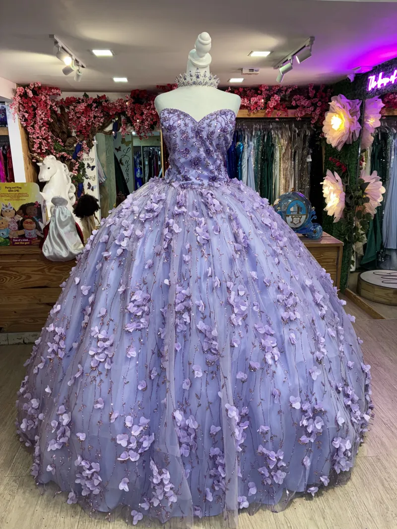 Vestido de 15 años Strapless decorado con pedreria en Top, Glitter y flores en 3D, falda corte princesa
