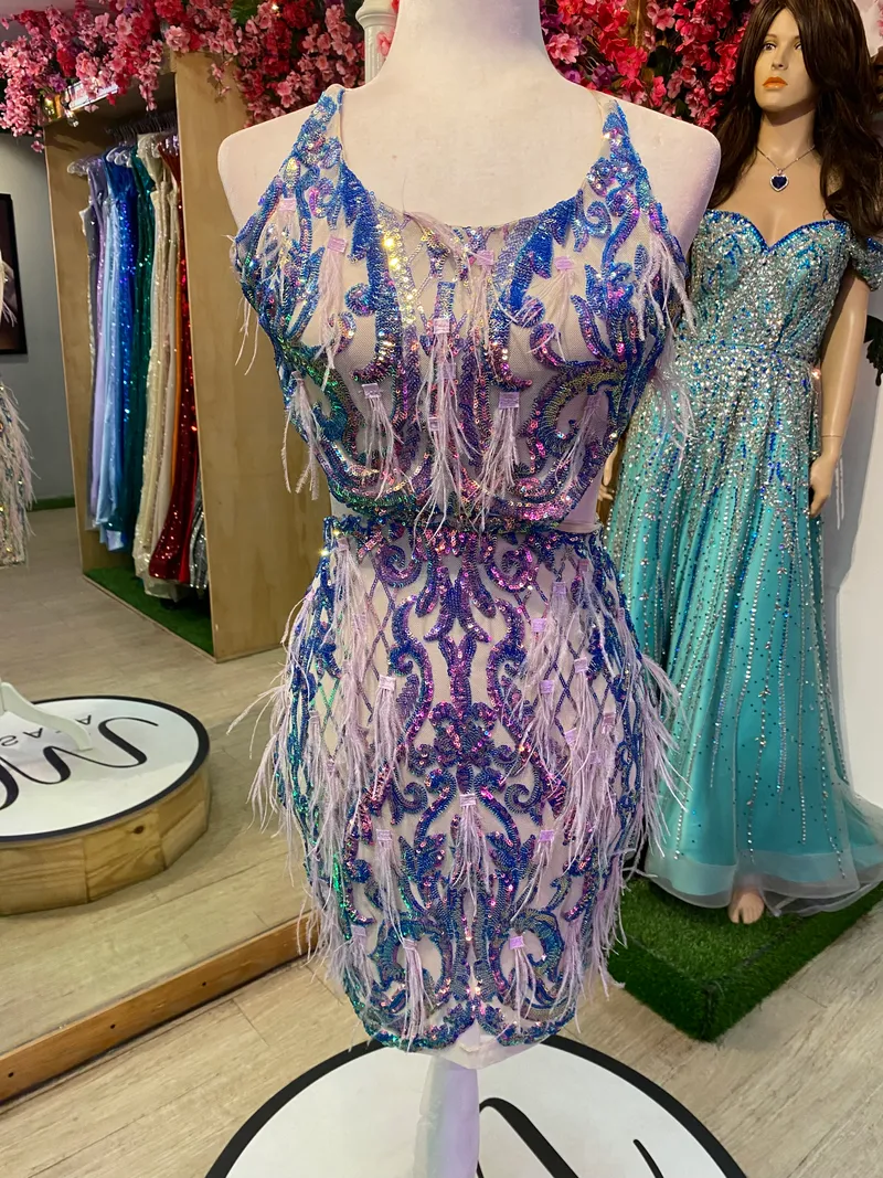 Vestido corto de Fiesta de tiras color Nude decorado con microlentejuelas tornasol y plumas lila