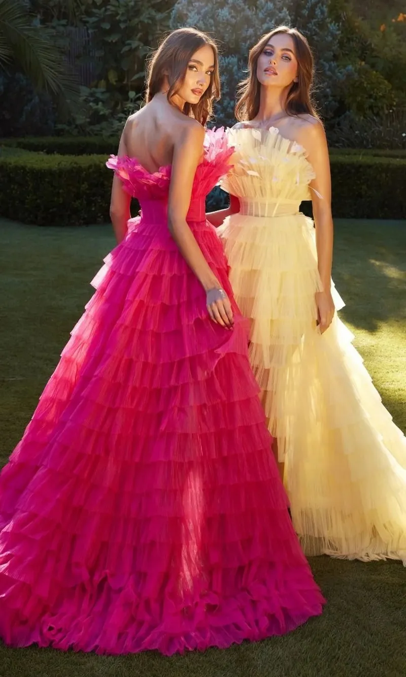 Vestido Strapless tipo cocktail o gala tela de tul y falda corte A de flecos