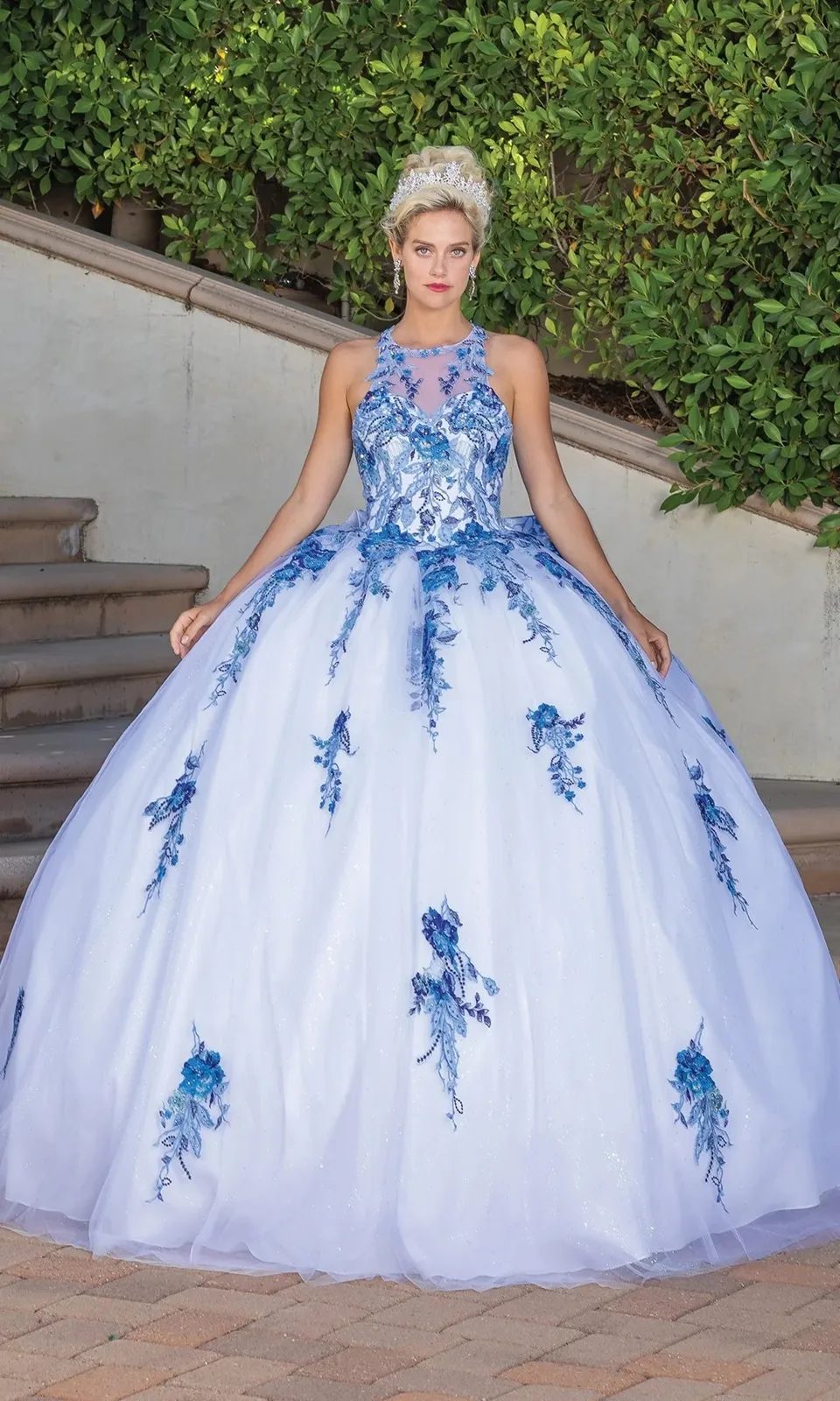Vestido de 15 años cuello Halter decorado con apliques de flores y falda corte Princesa con Lazo