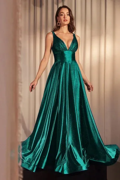 Vestido de Gala cuello en V decorado con Glitter y falda corte A con abertura lateral