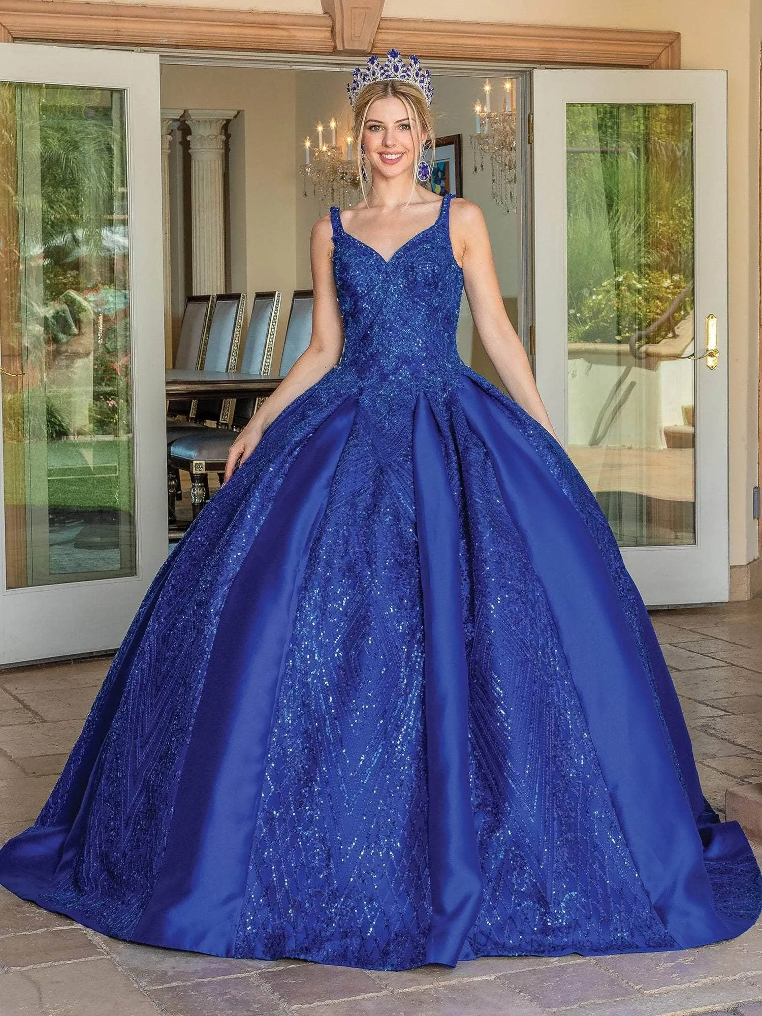 Vestido de 15 años escote en V con decoraciones en Glitter y falda corte Princesa