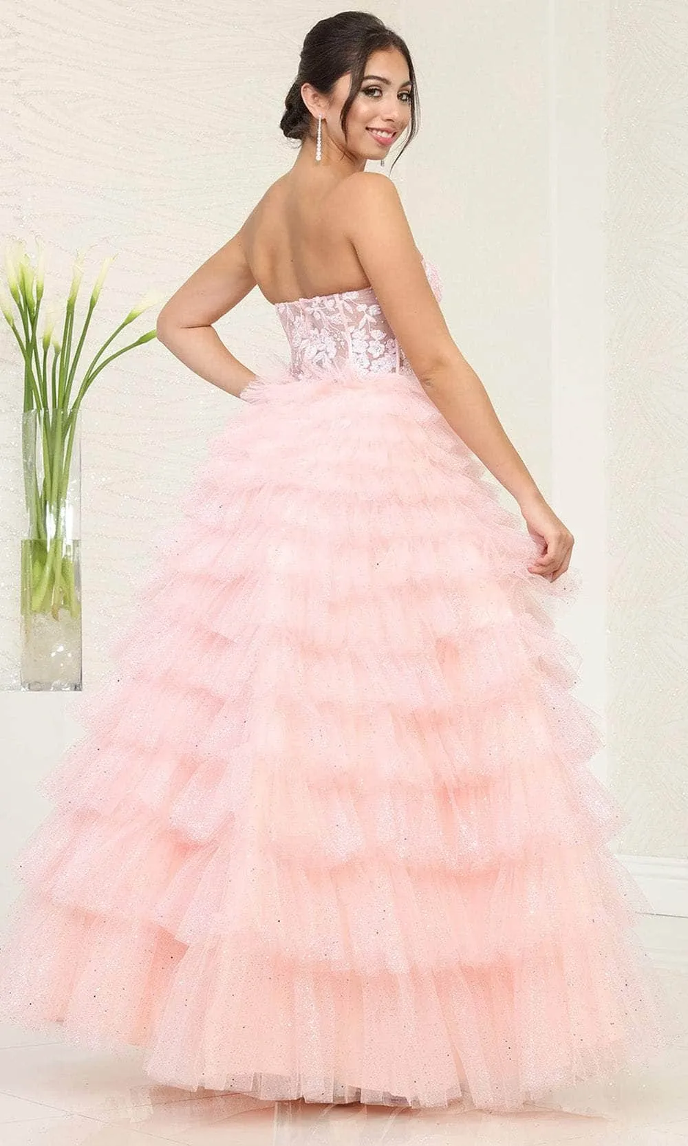 Vestido de gala strapless color rosado semitransparente en top decorado con apliques