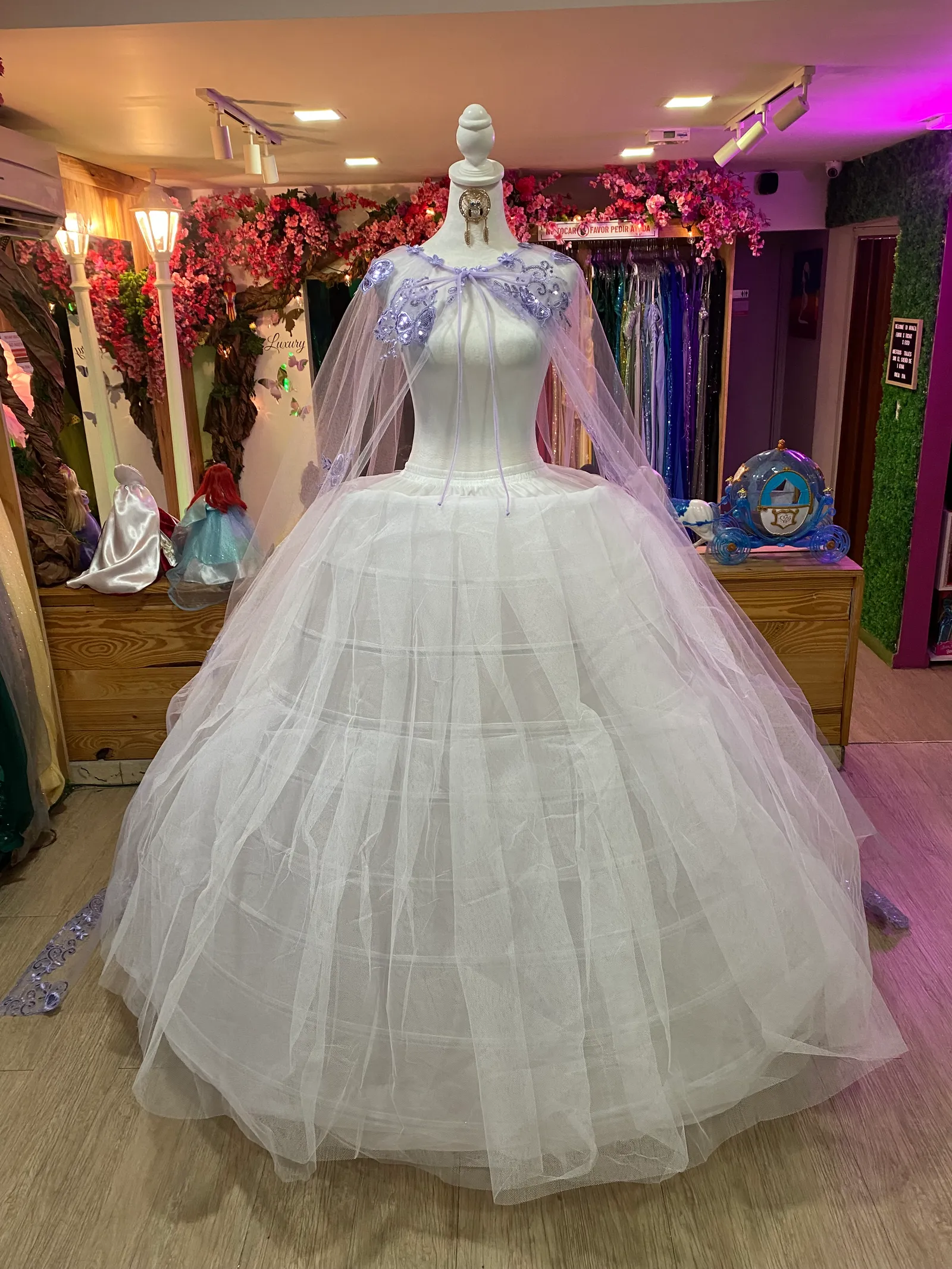 Capa de tul para Vestido de 15 años con apliques de Mariposas en Lila
