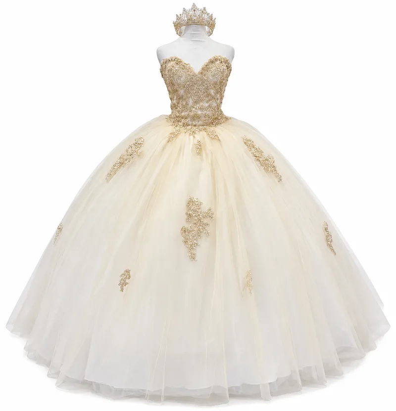 Vestido de gala con corona dorada