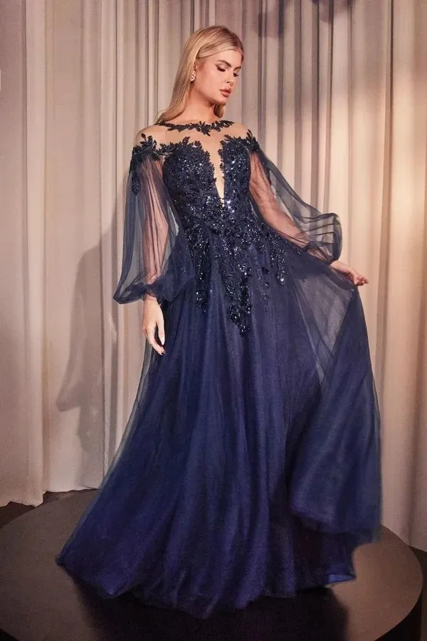 Vestido de Gala de mangas abullonadas decorado con apliques de pedrería y falda corte A