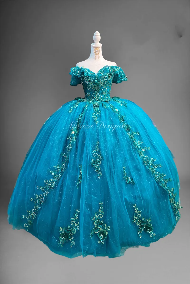 Vestido de 15 años Off Shoulder decorado con Glitter, apliques de flores en 3D y falda corte Princesa
