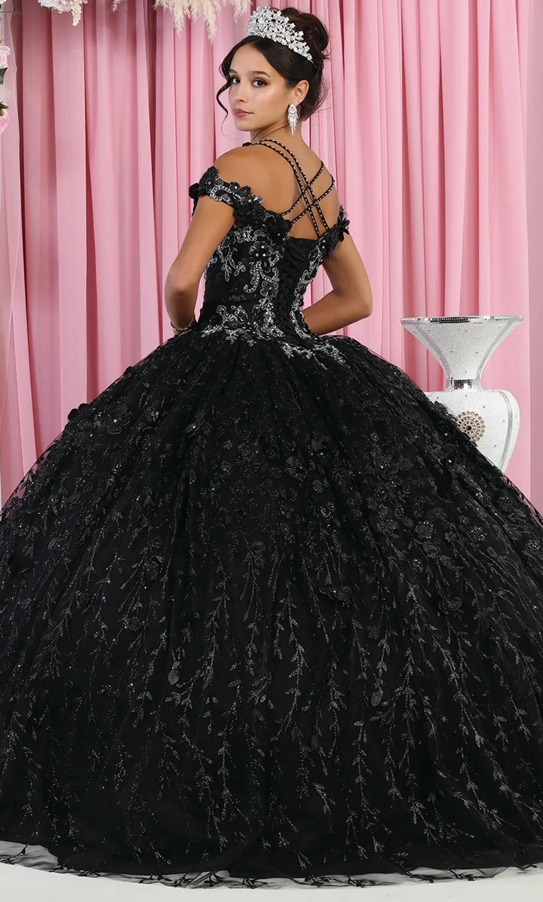 Vestido de 15 años Off Shoulder decorado con apliques y flores en 3D en tela de glitter falda corte princesa