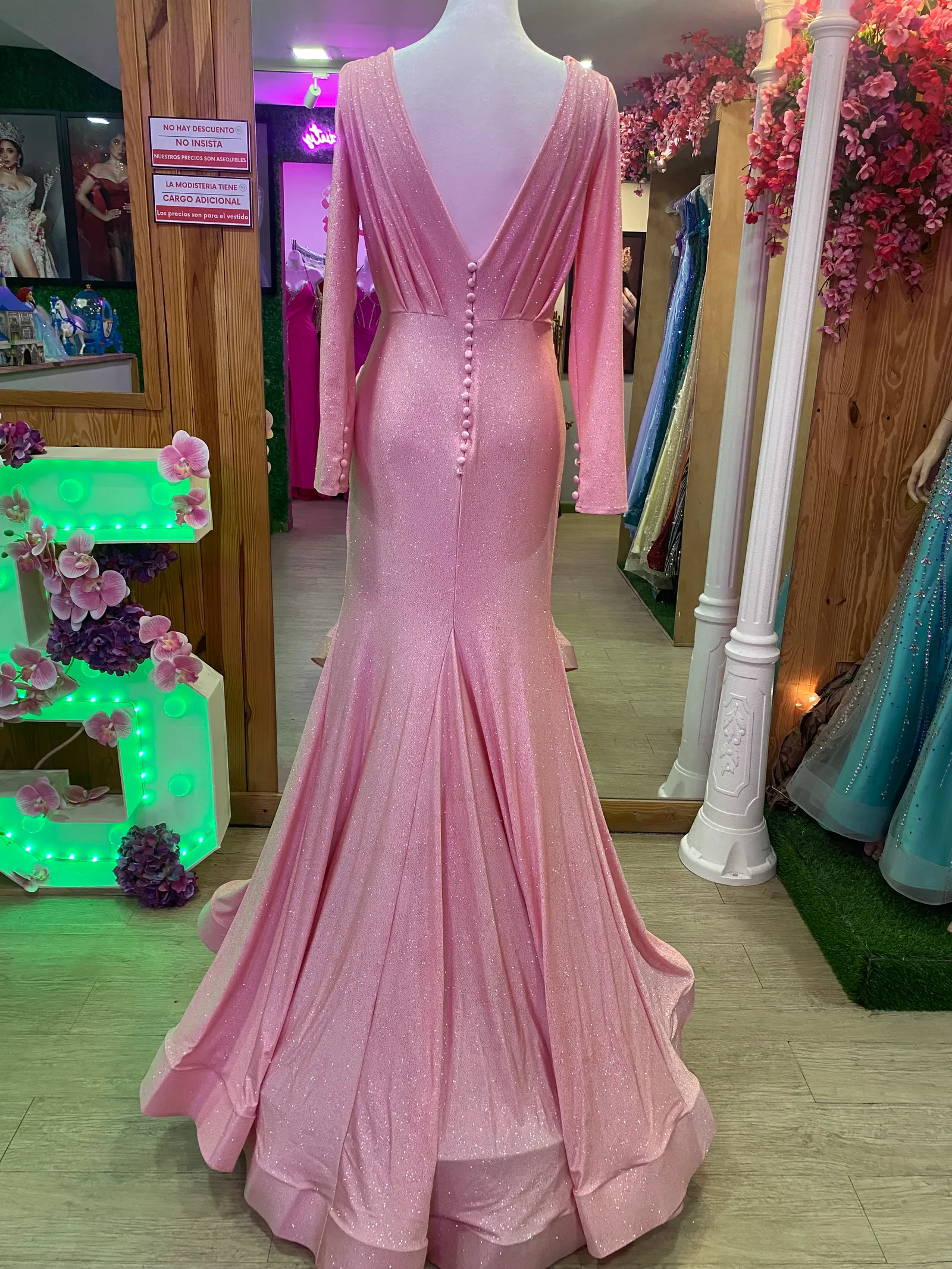 Vestido de Gala manga larga en tela de Glitter color Rosado con espalda descubierta y drapeado