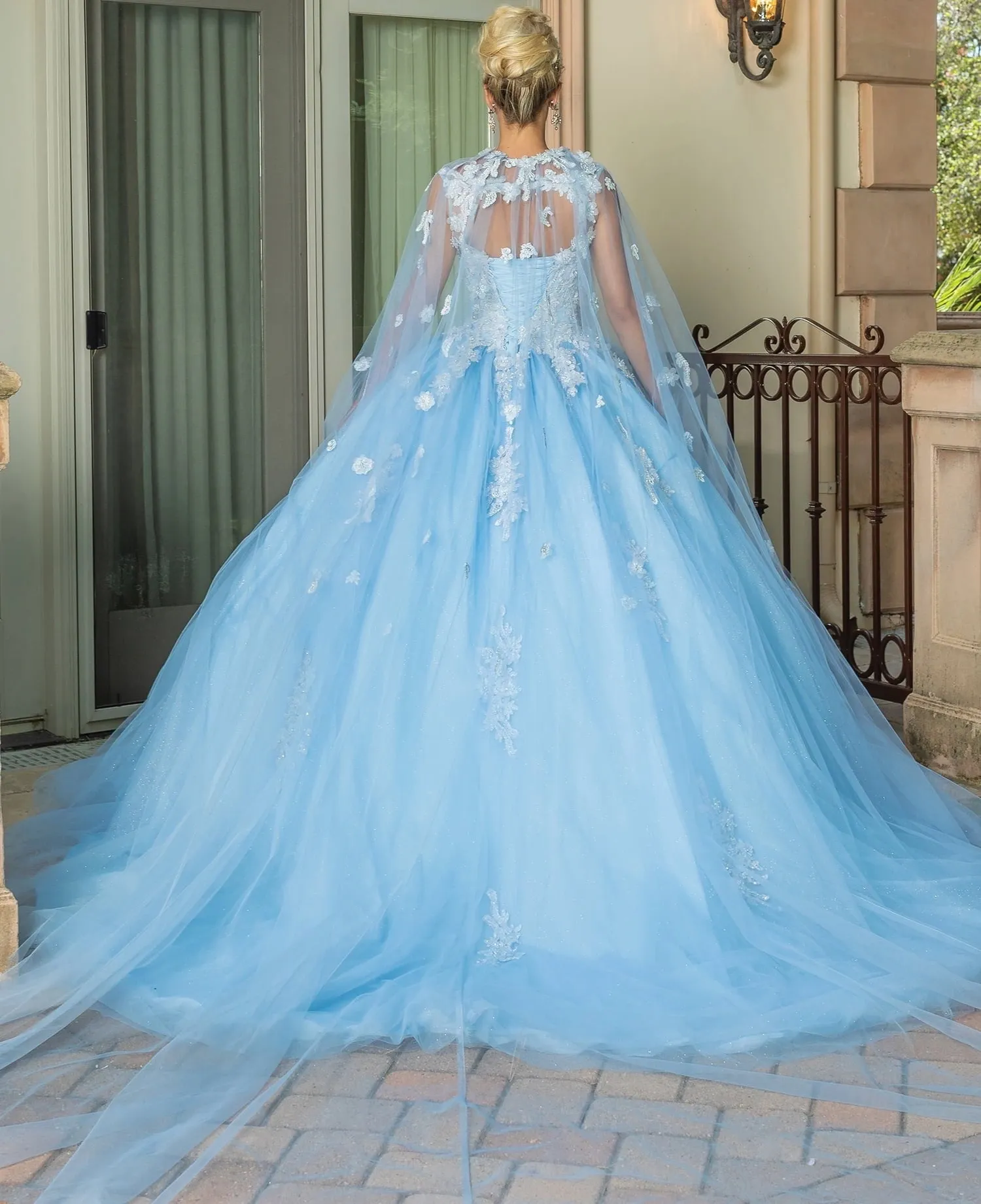 Vestido de 15 años decorado con apliques y piedras en Top, falda corte Princesa con cola