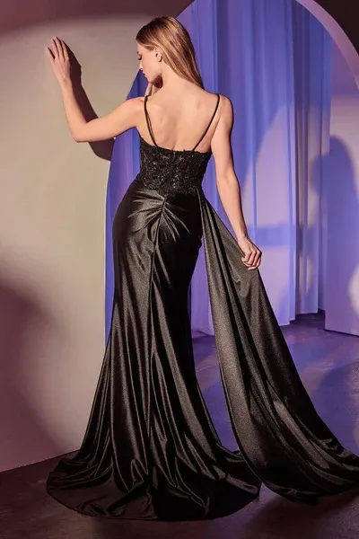Vestido de Gala de tiras, estilo corset decorado con apliques y falda con cola y abertura lateral