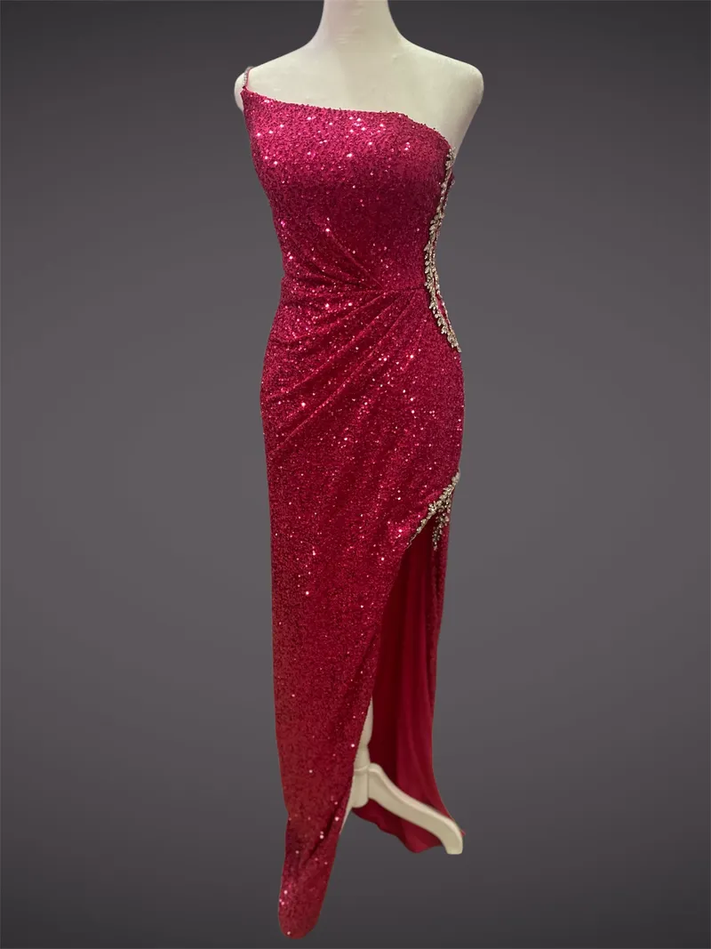 Vestido de gala One Shoulder en tela de lentejuelas color Fucsia decorado con pedreria plateada