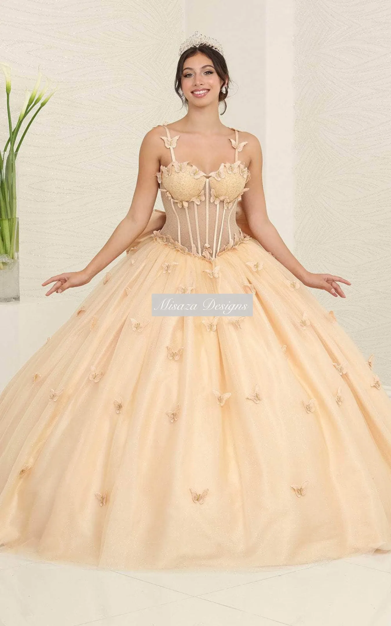 Vestido de 15 años de tiras, estilo corset con transparencia decorado con Glitter y apliques de mariposas en 3D