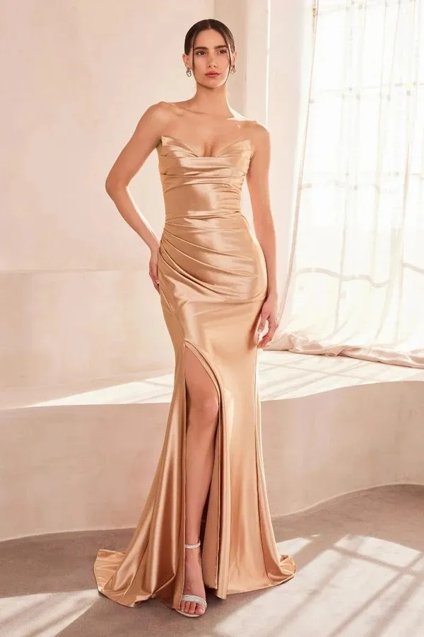 Vestidos de Gala Strapless en tela de seda con copas en punta y falda con abertura lateral