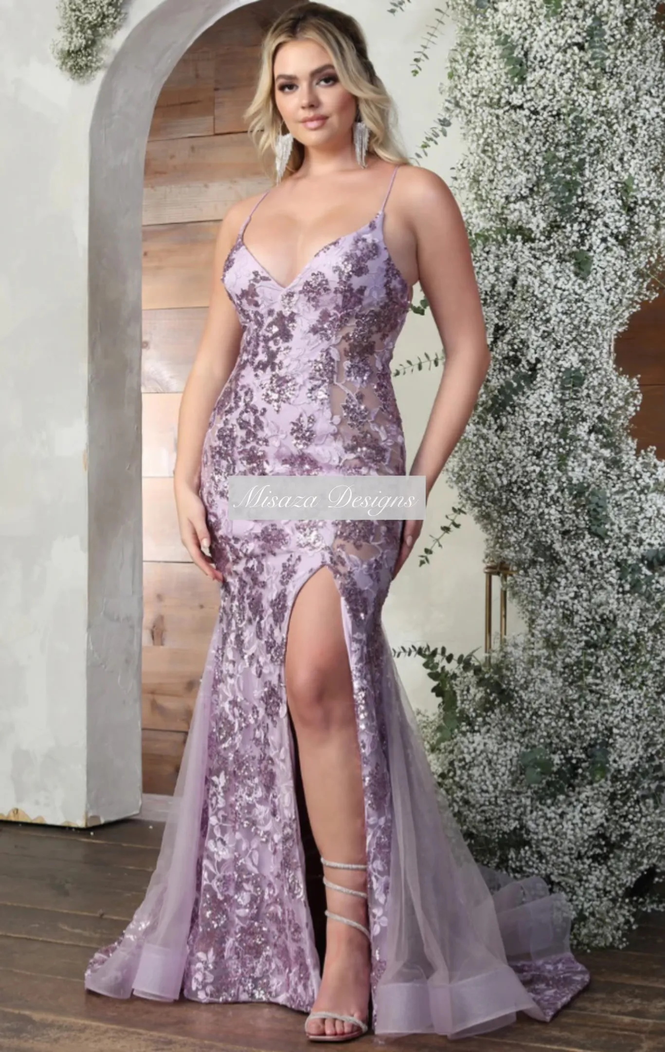 Vestido de Gala de tiras, decorado con apliques de Flores y semitransparencia en los costados, falda corte sirena con abertura lateral