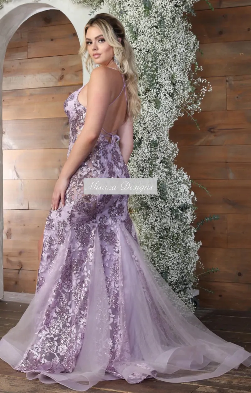 Vestido de Gala de tiras, decorado con apliques de Flores y semitransparencia en los costados, falda corte sirena con abertura lateral