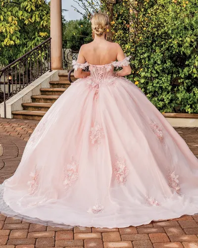 Vestido de 15 años Off Shoulder decorado con flores en Top estilo corset y falda corte Princesa