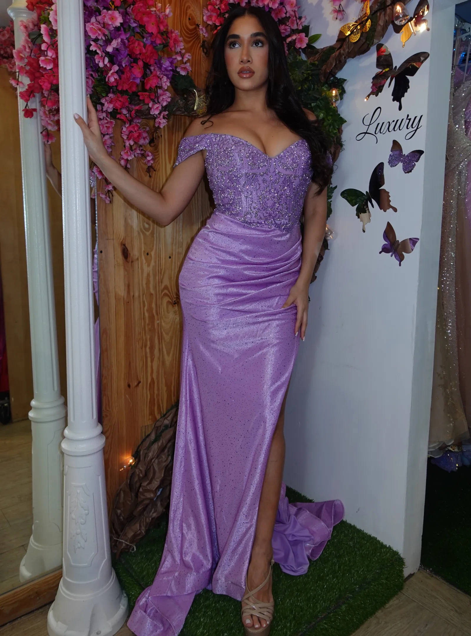 Vestido de Gala Off Shoulder color Lila decorado con pedreria y apliques plateados falda con  drapeado y abertura lateral