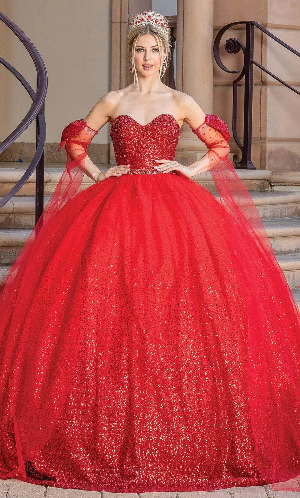Vestido de 15 años Strapless decorado con pedrería en top en tela de glitter y falda corte princesa con lazo