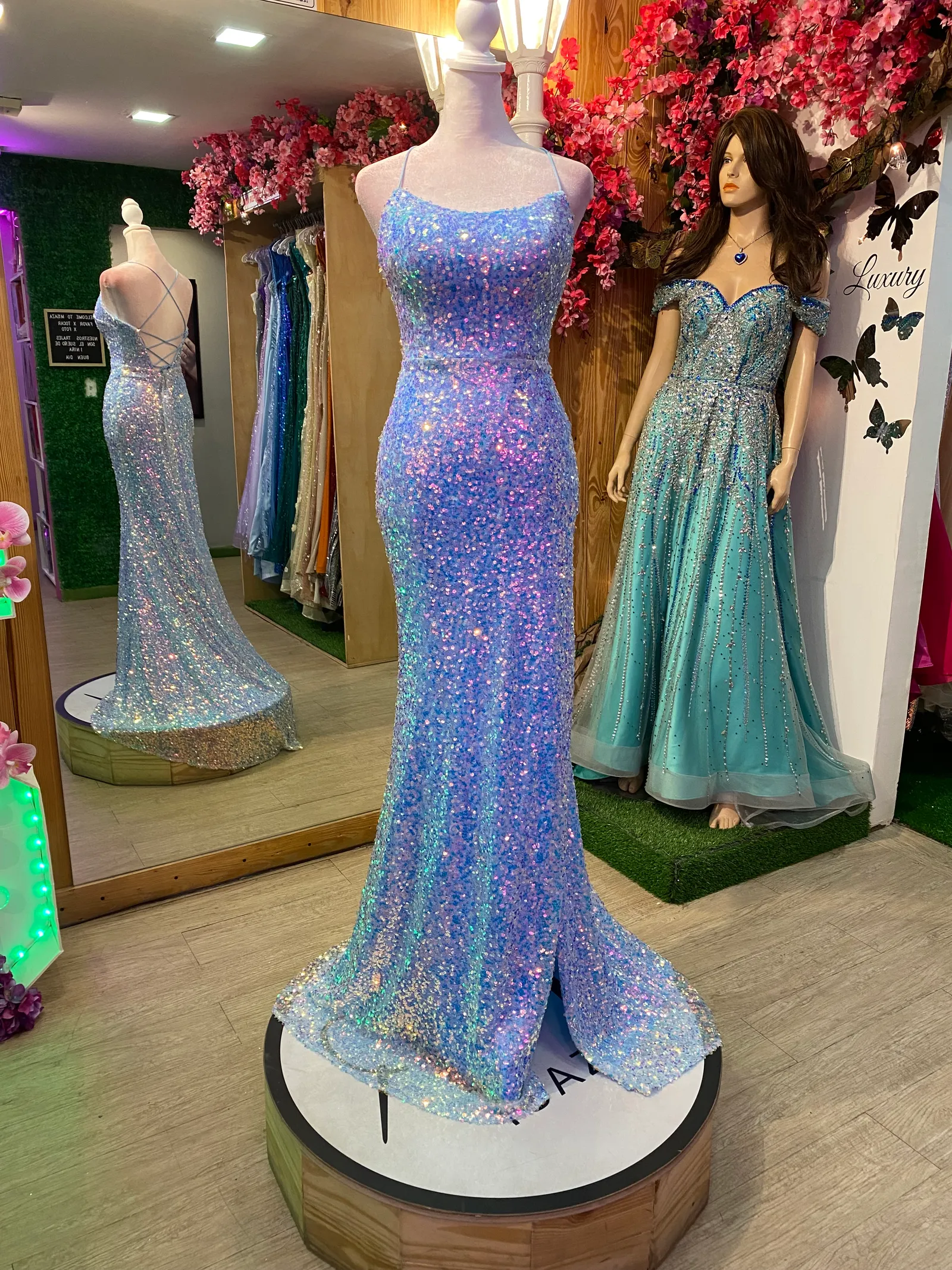 Vestido de Gala de tiras en tela de lentejuelas color Celeste espalda descubierta y abertura lateral