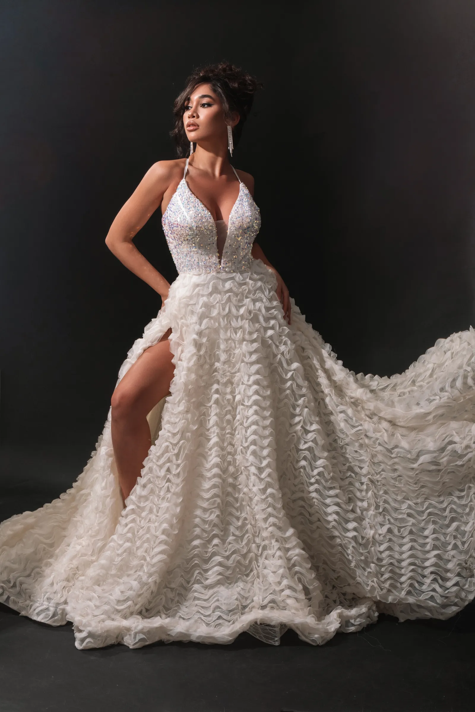 Vestido de Gala color Blanco de tiras decorado con lentejuelas tornasol en top y falda corte A con abertura lateral