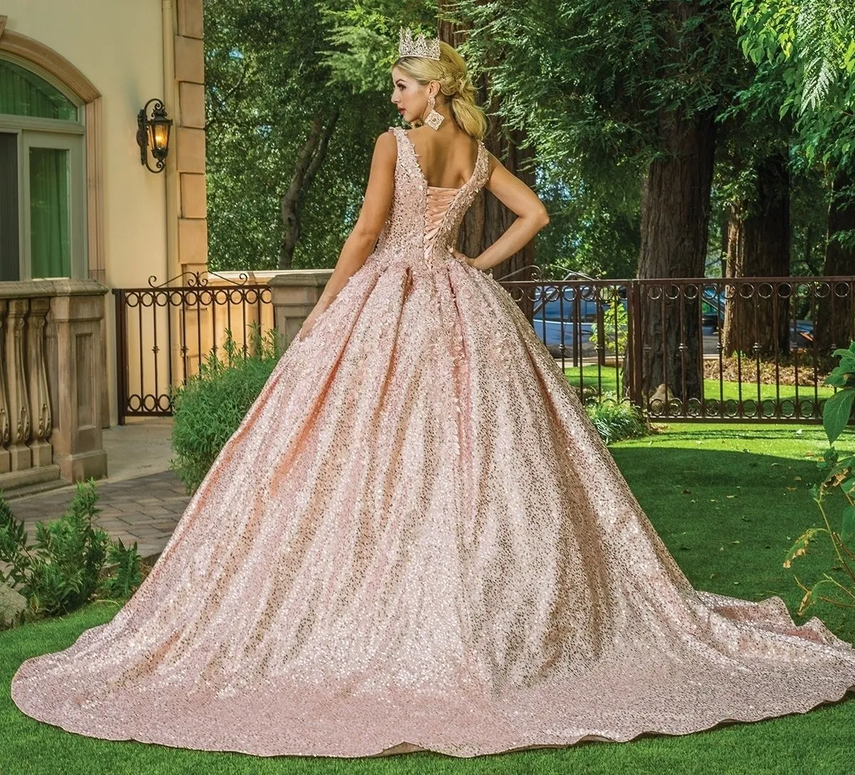Vestido de 15 años Off Shoulder en tela de lentejuelas decorado con apliques de flores y falda corte Princesa con Cola