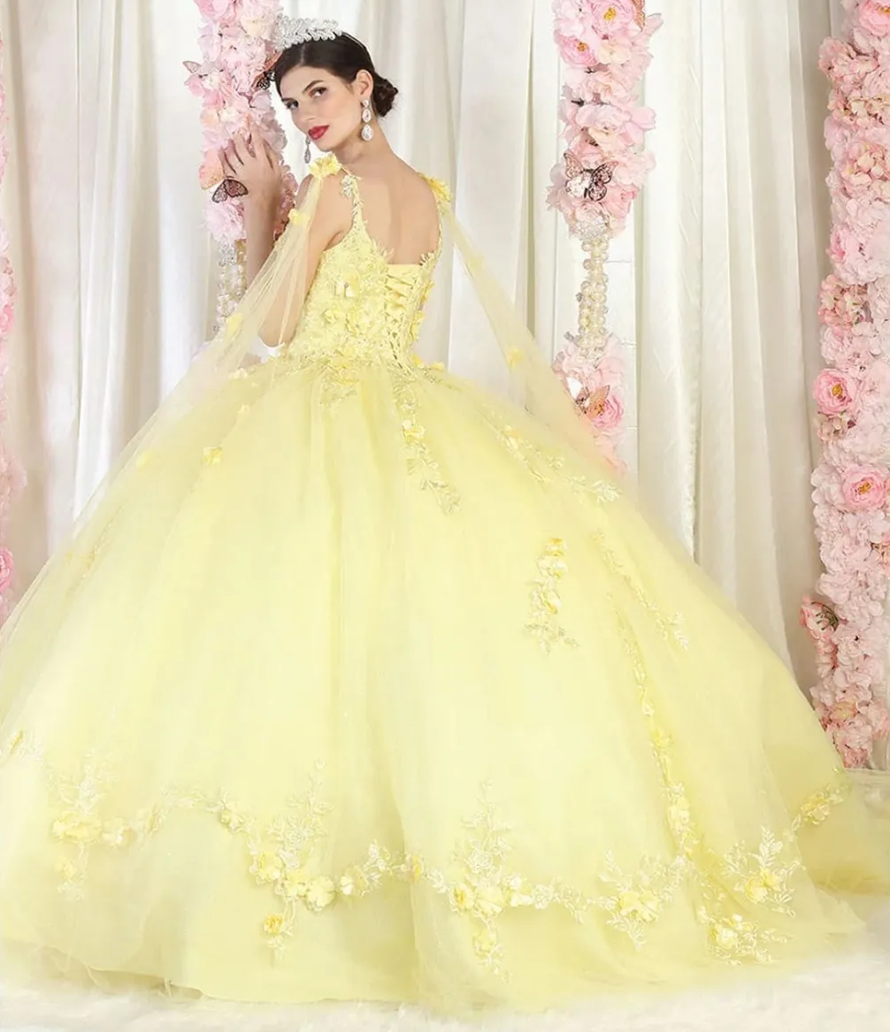 Vestido de 15 años de tiras decorado con apliques y flores en 3D en tela de glitter falda corte princesa