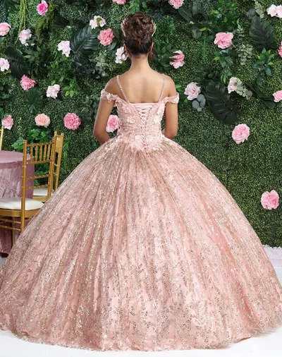 Vestido de 15 años Off Shoulder color Rosegold falda corte princesa decorado con Glitter y flores en 3D