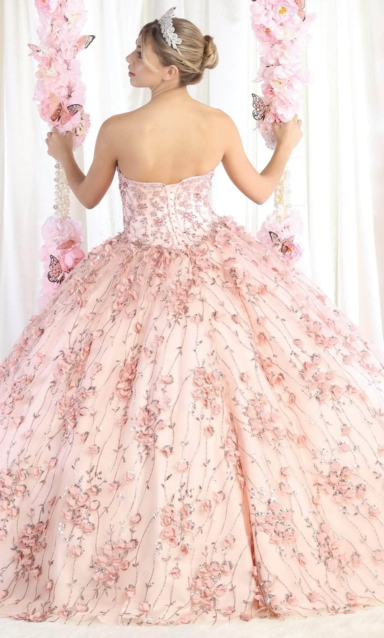 Vestido de 15 años Strapless decorado con pedreria en Top, Glitter y flores en 3D, falda corte princesa