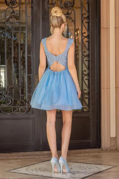 Vestido de Quinceañera corto en tela de Glitter decorado con apliques bordados, espalda decubierta y falda corte A