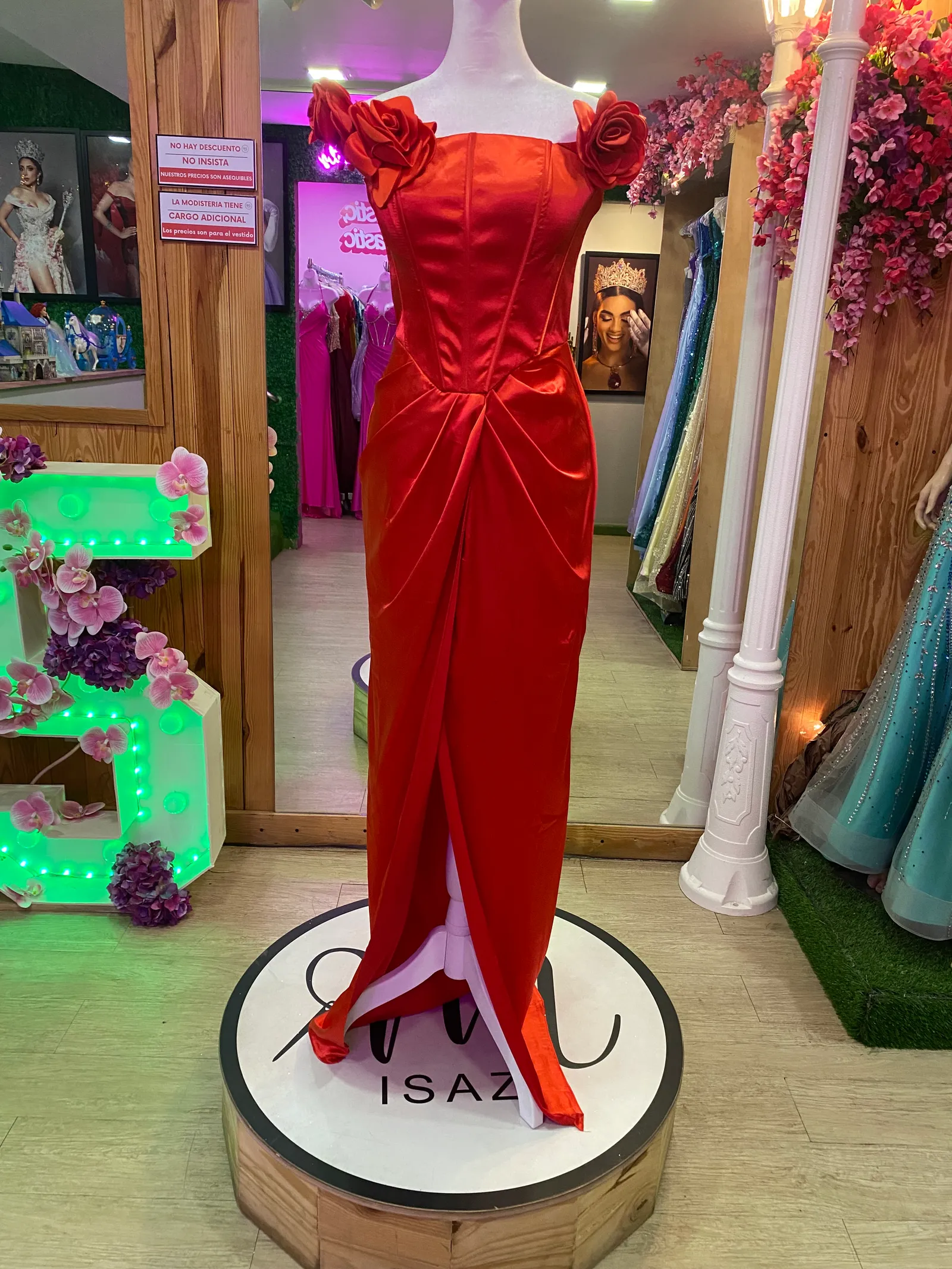 Vestido de Gala Off Shoulder decorado con flores en 3D estilo corset ajustado y falda con abertura lateral