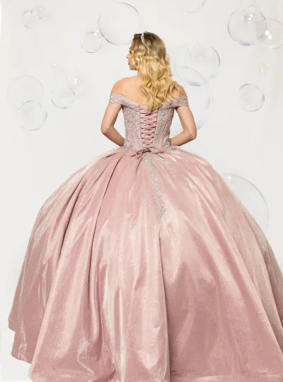 Vestido de 15 años Off Shoulder en tela de glitter  decorado con apliques en plateado y falda corte princesa