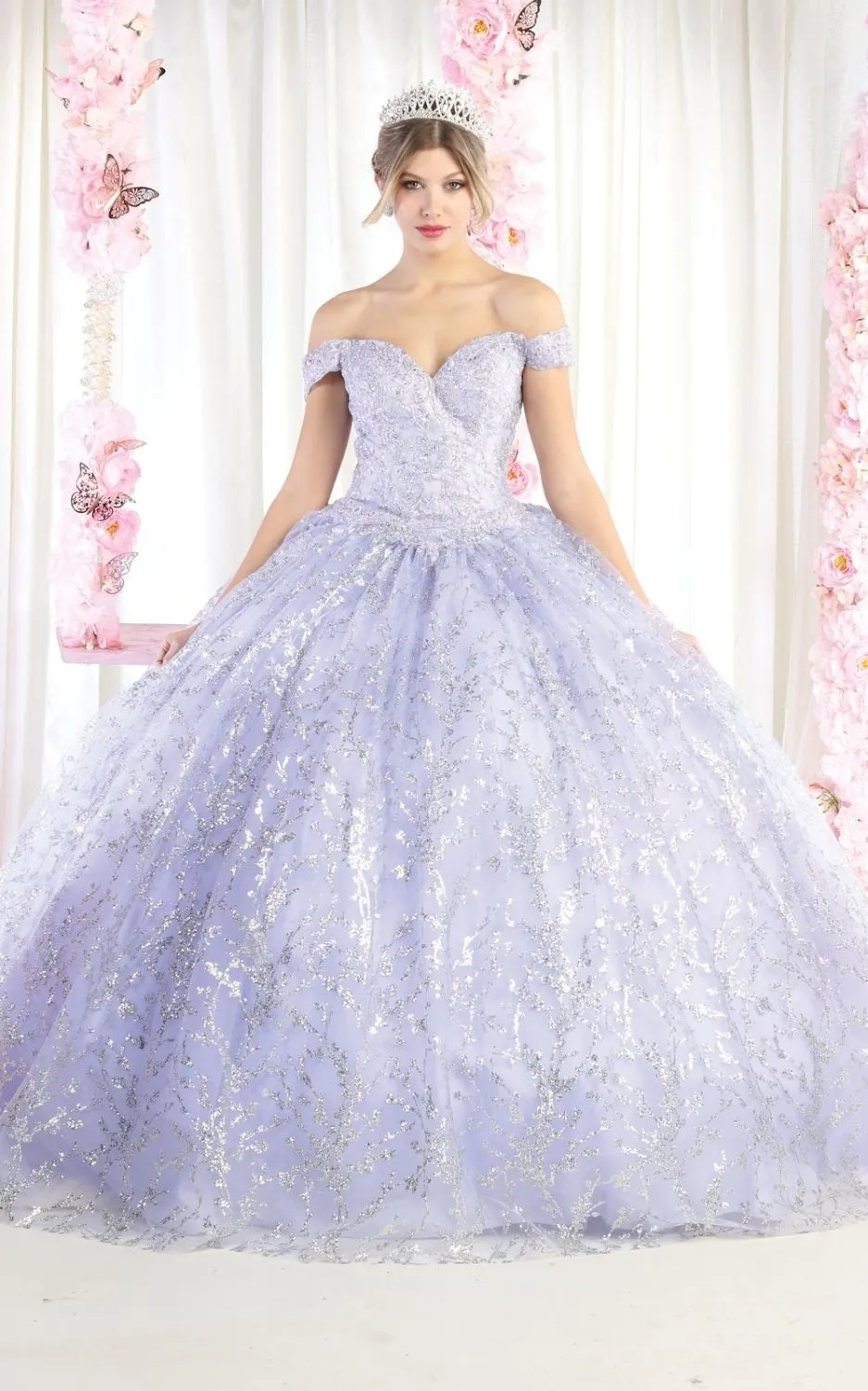 Vestido de 15 años Off Shoulder decorado con glitter y apliques