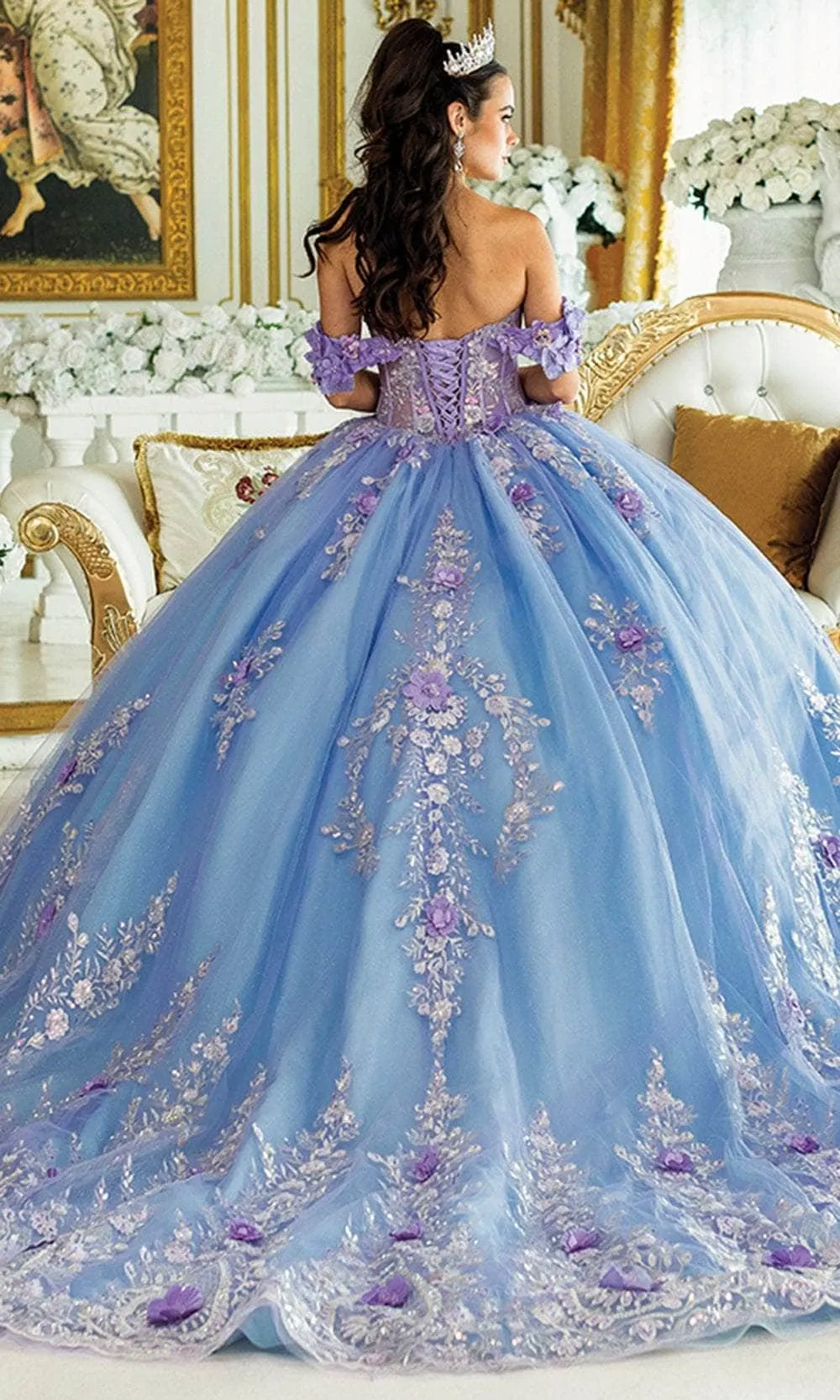 Vestido de 15 años Off Shoulder en 3 tonos, decorado con apliques plateados y flores en 3D con falda corte princesa