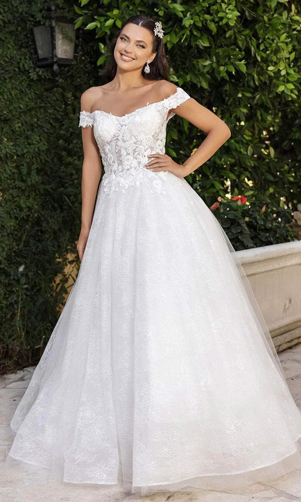Vestido de Novia Off Shoulder estilo corsé con transparencia decorado con apliques y pedrería, falda corte A