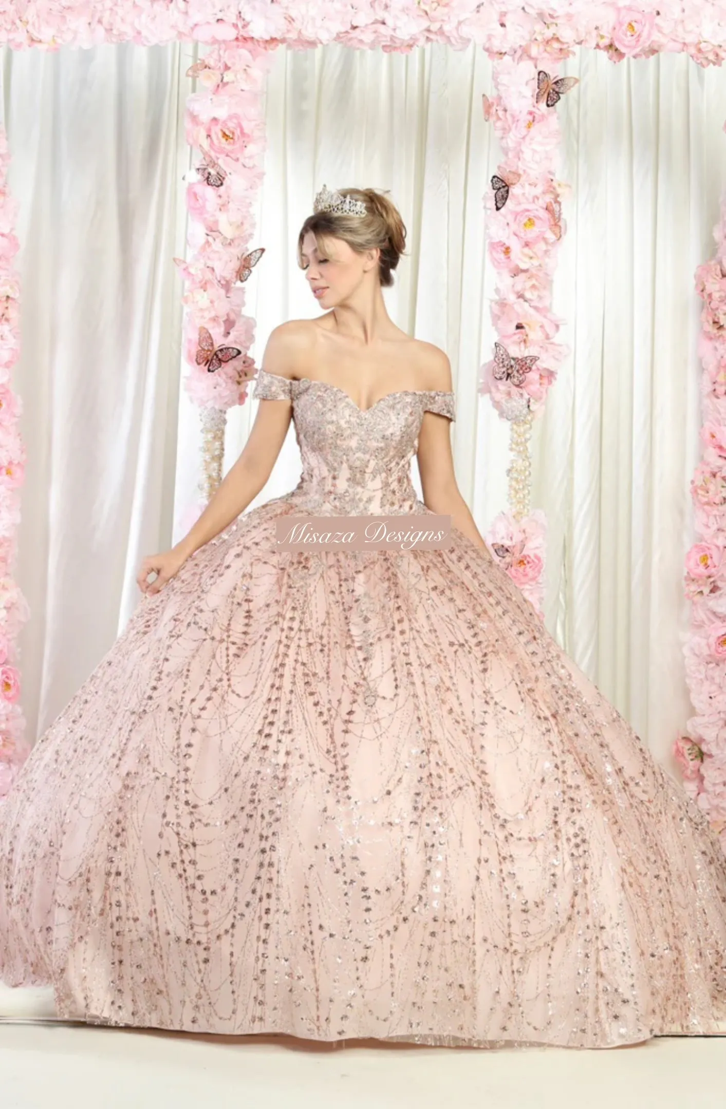 Vestido de 15 años Off Shoulder decorado con apliques en Top y Glitter, falda corte Princesa
