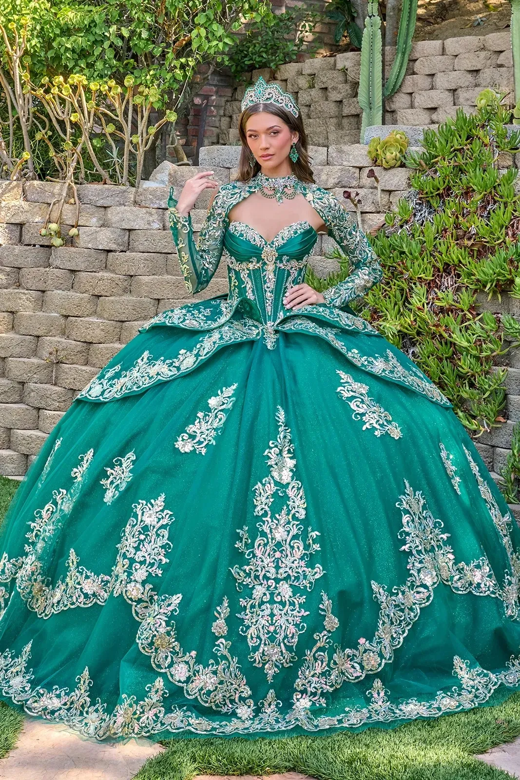Vestido de 15 años imperial de manga larga con apliques dorados y pedrería, falda corte Princesa con cola y lazo