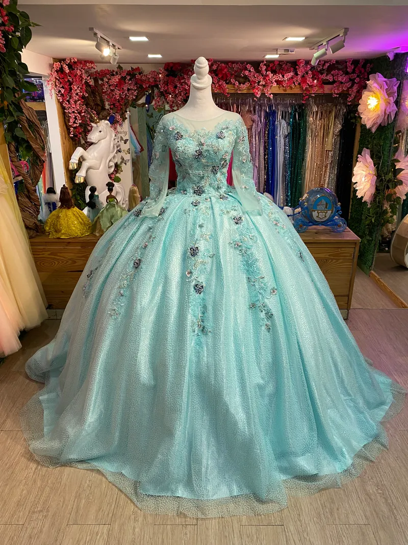 Vestido de 15 años color Menta decorado con apliques de flores, mangas largas de Tull y falda corte princesa