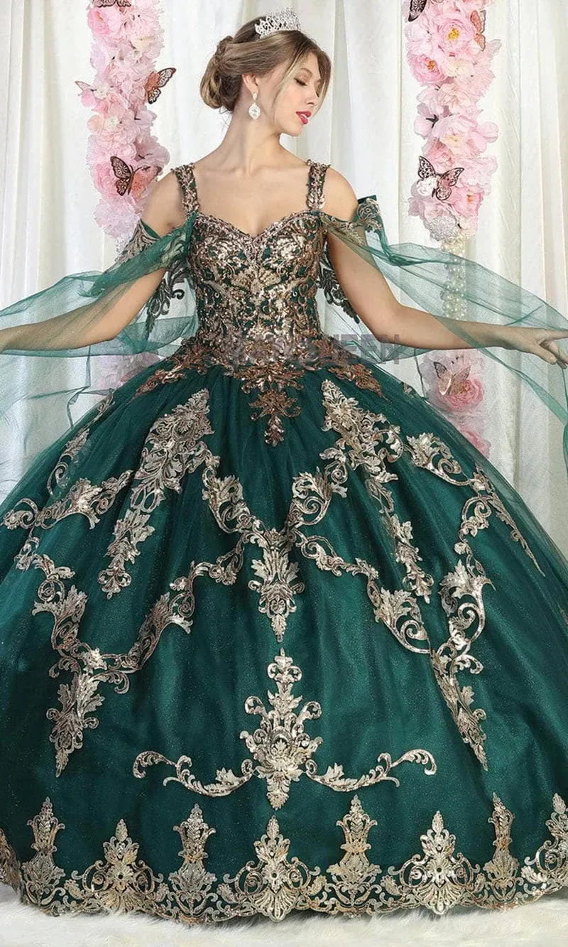 Vestido de 15 años Off Shoulder con capa en mangas decorado con apliques dorados y falda corte princesa