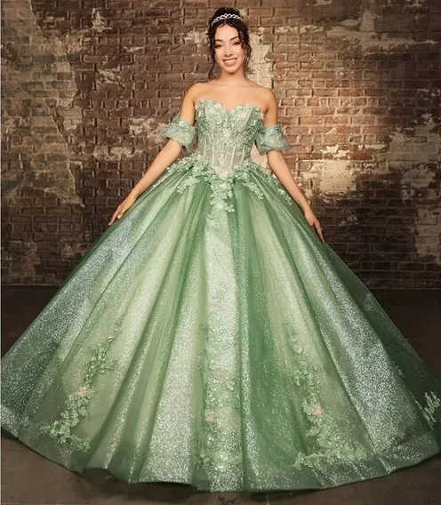 Vestido de 15 años estilo corset con transparencia en tela de Glitter decorado con apliques de flores en 3D y falda corte Princesa
