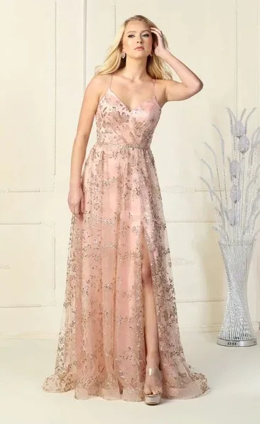 Vestido de Gala de tiras con decoraciones en Glitter dorado, espalda descubierta y falda corte A con abertura lateral