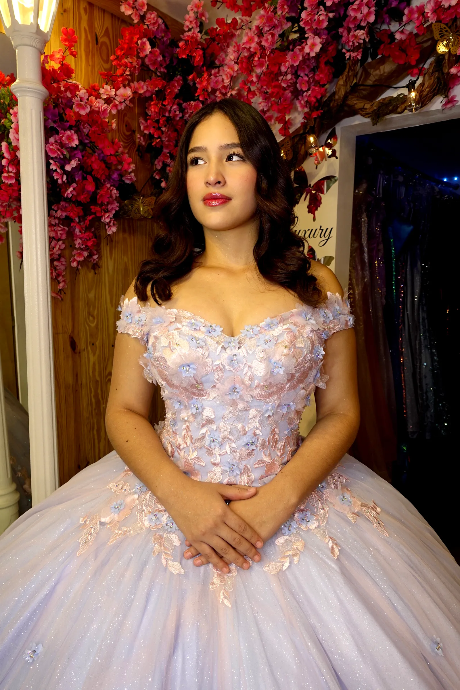 Vestido de 15 años Off Shoulder de dos tonos decorado con apliques rosado y flores en 3D celestes, falda corte princesa