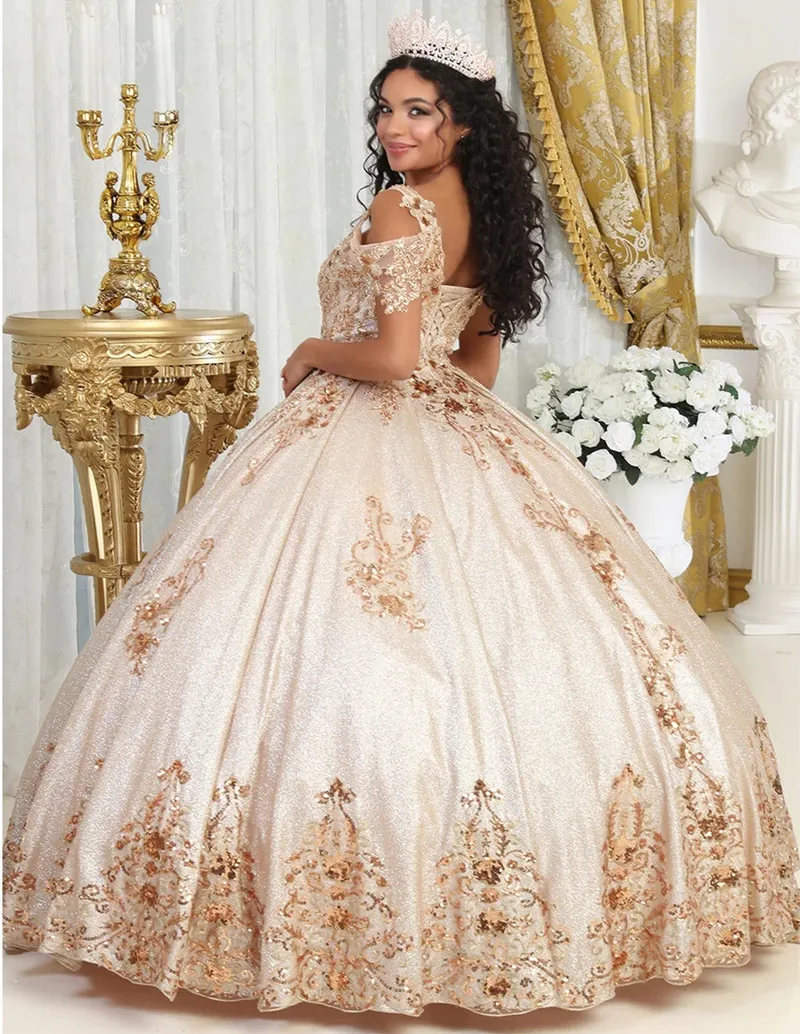 Vestido de 15 años de tiras color Dorado estilo corset decorado con glitter y apliques