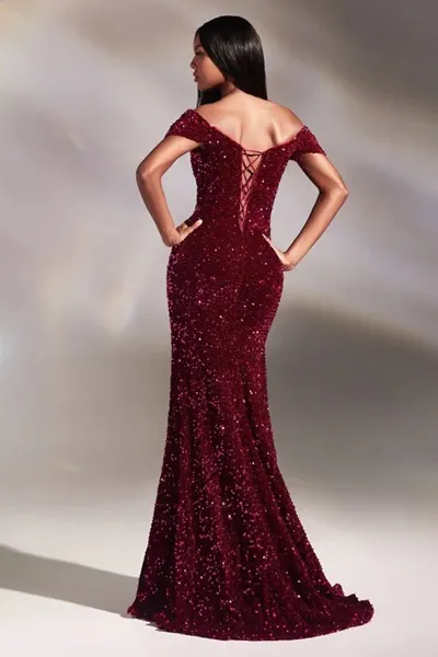 Vestido de Gala Off Shoulder en tela de Lentejuelas y abertura lateral
