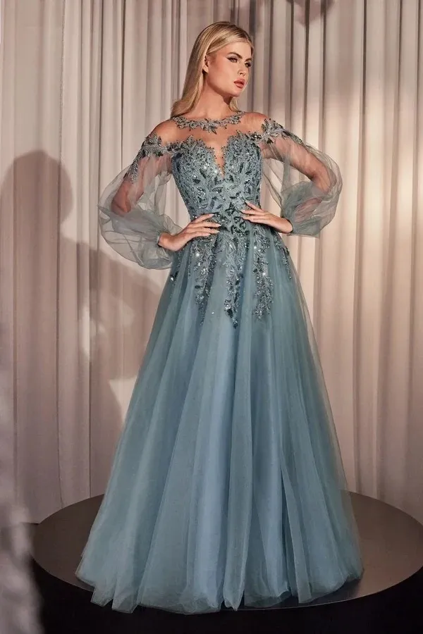 Vestido de Gala de mangas abullonadas decorado con apliques de pedrería y falda corte A